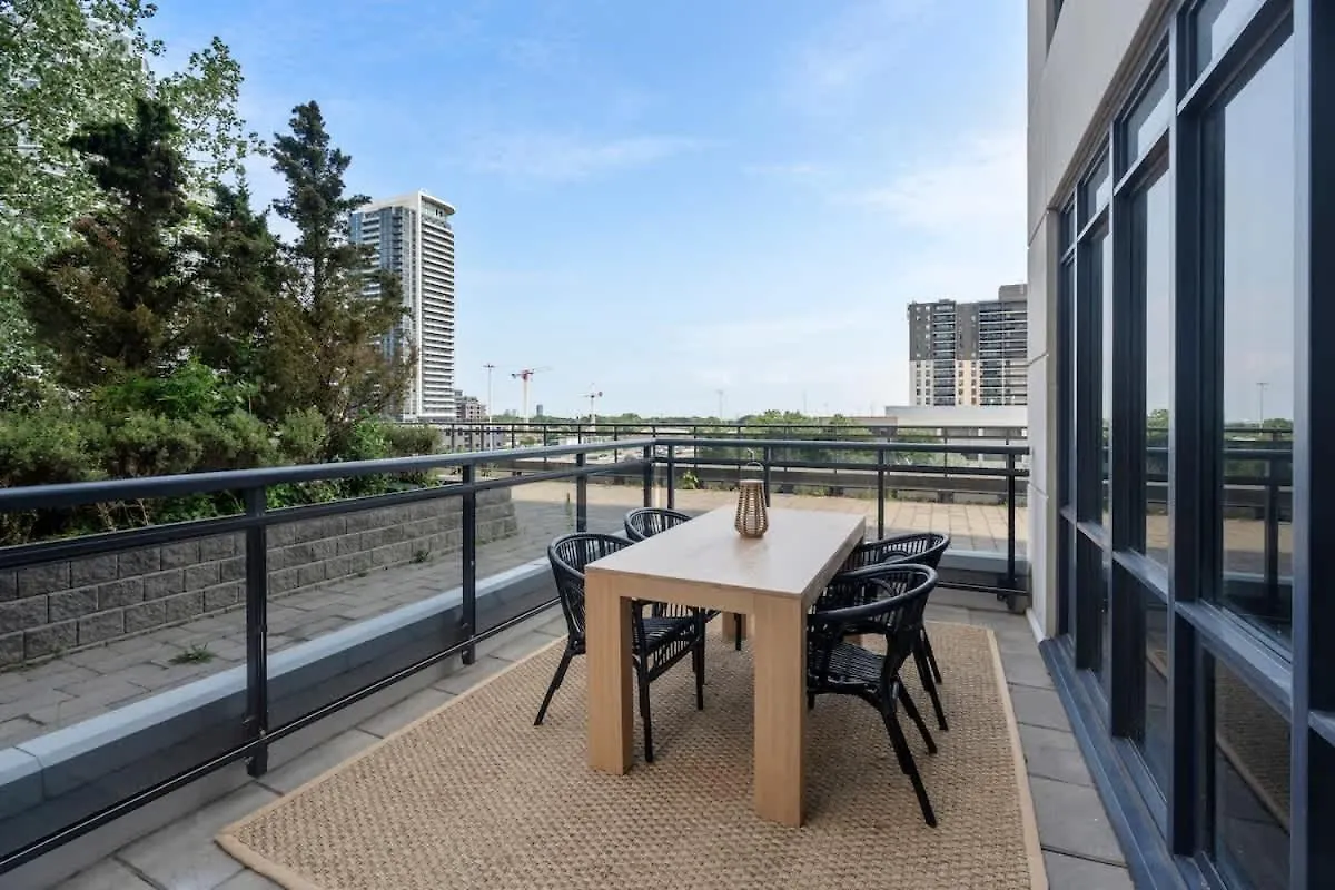 Lägenhet Charming Condo With Private Terrace In Etobicoke Toronto