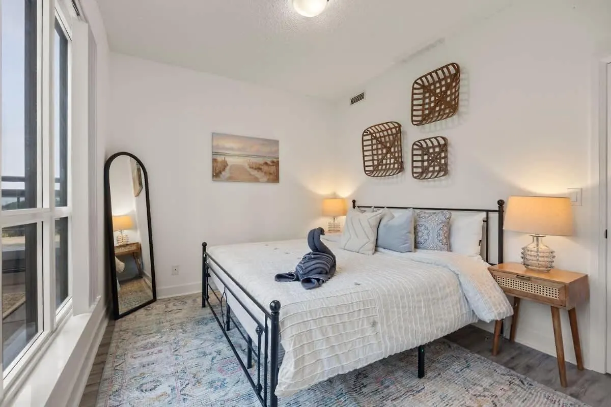 Charming Condo With Private Terrace In Etobicoke Toronto Lägenhet